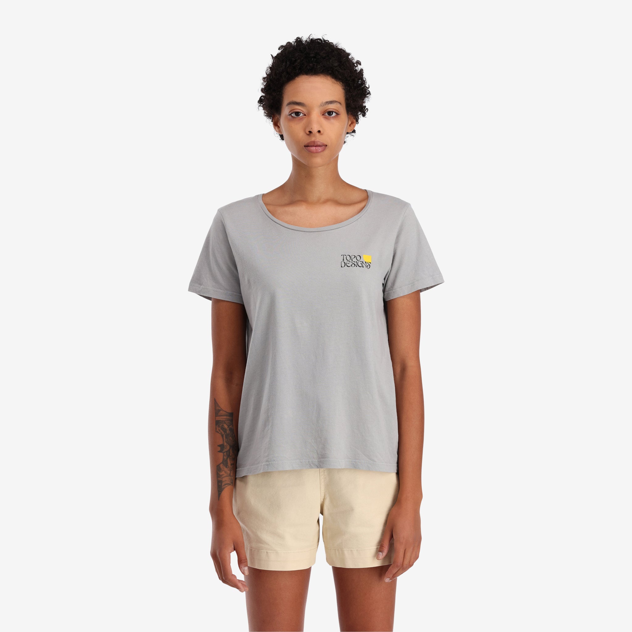 Sur le modèle vue de face du Topo Designs Femmes Canyons Tee-Shirt 100% organic cotton Manches Courtes graphic logo Chemise in "gray".