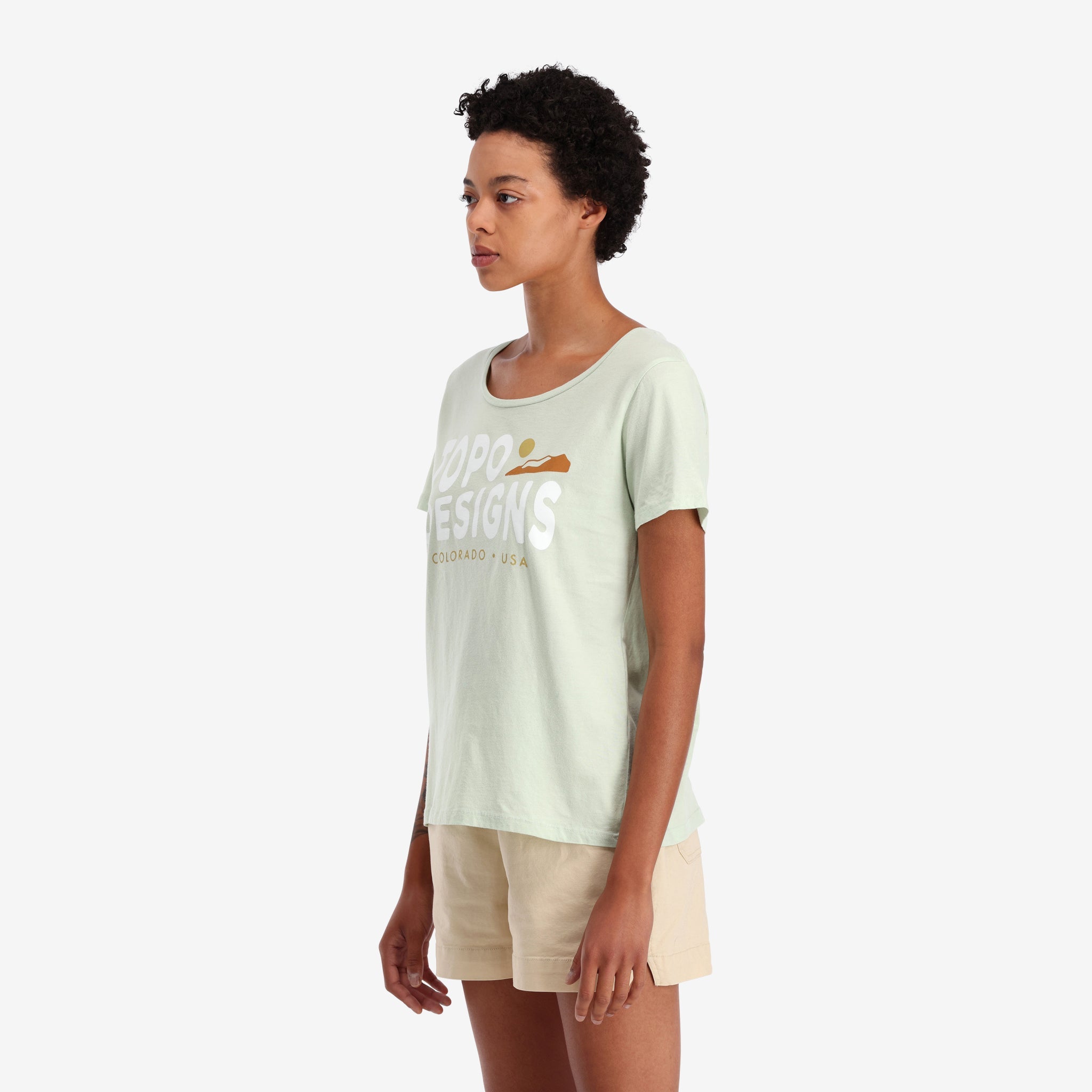 Vue générale Sur le modèle vue latérale gauche de Topo Designs Femmes Sunrise Tee-Shirt 100% coton biologique Manches Courtes logo graphique Chemise en vert "Light Mint".