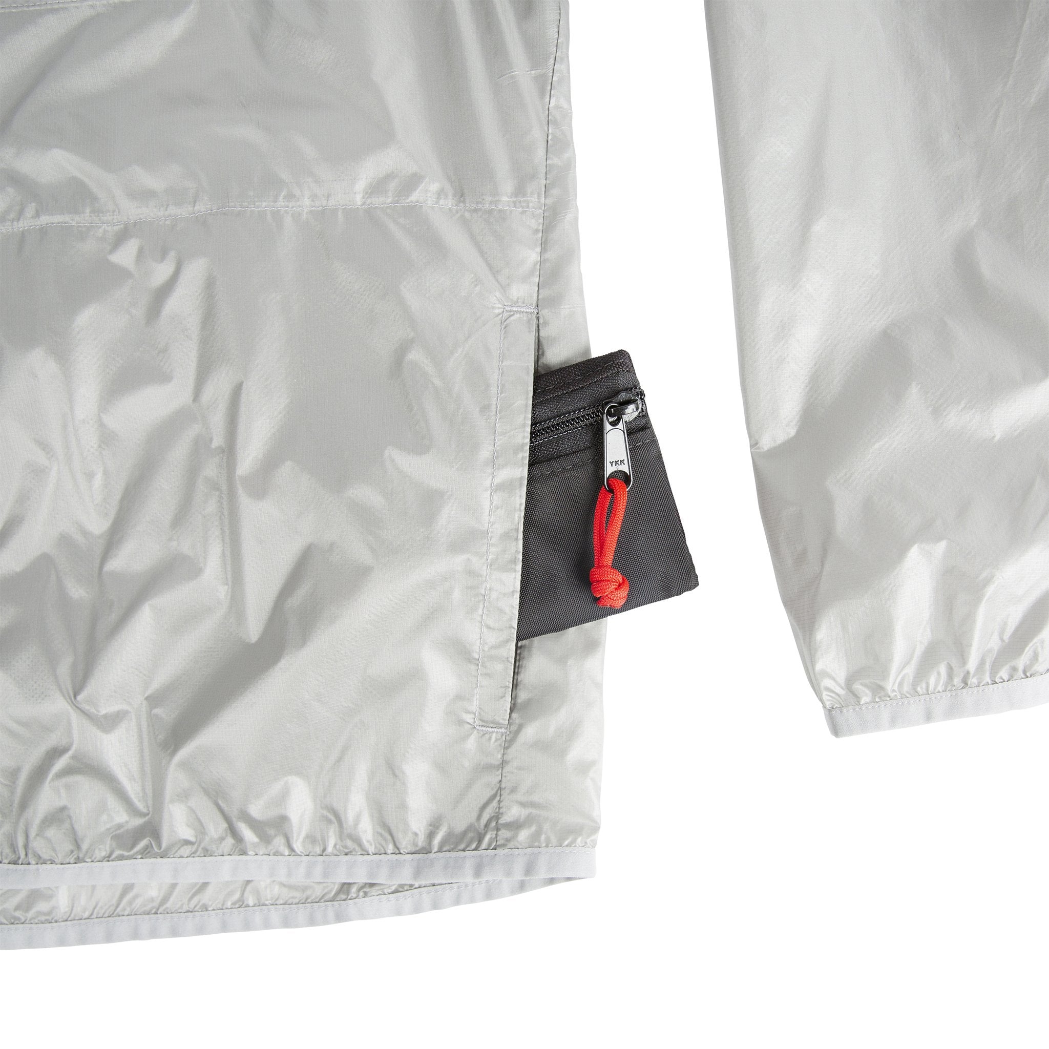 Détail de la poche latérale de la Veste  Ultralight de Topo Designs - Veste voyage légère pour femme en argent