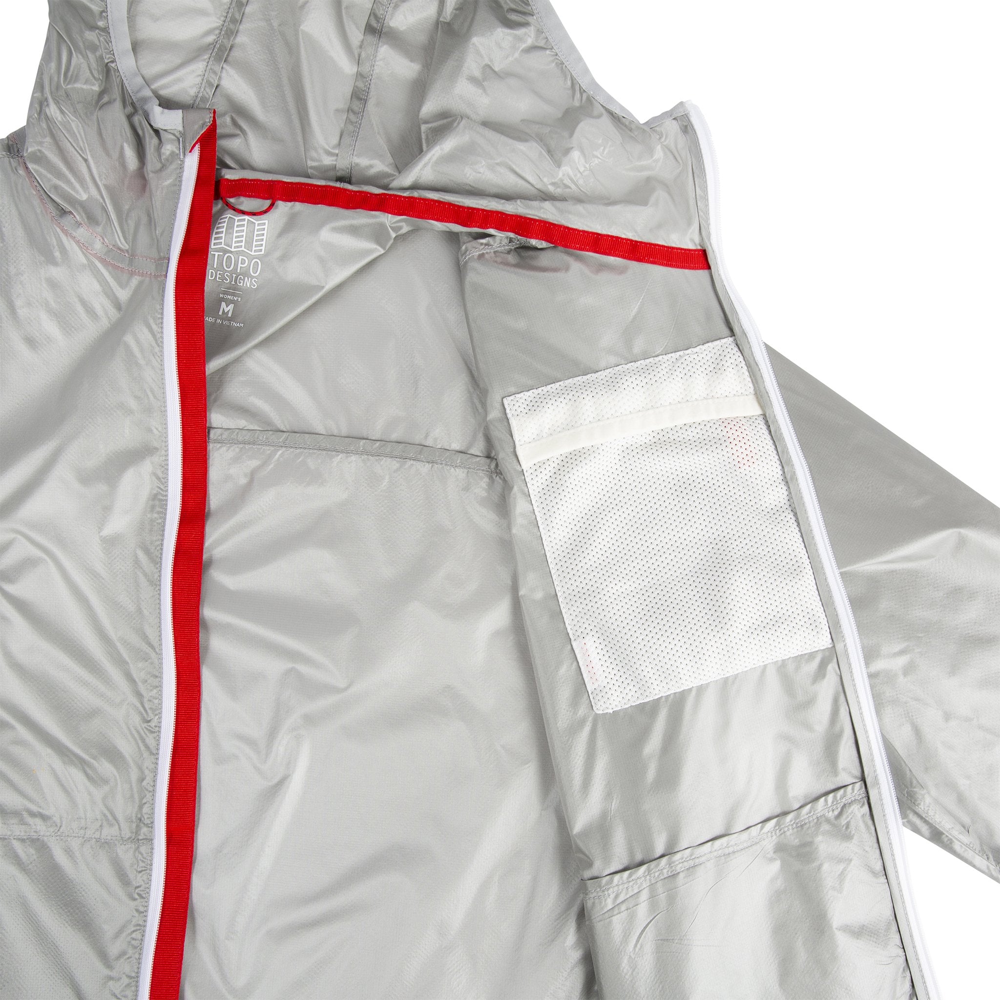 Détail de l'intérieur montrant la poche de poitrine cachée de la Veste  Ultralight de Topo Designs - Veste voyage légère pour femme en argent